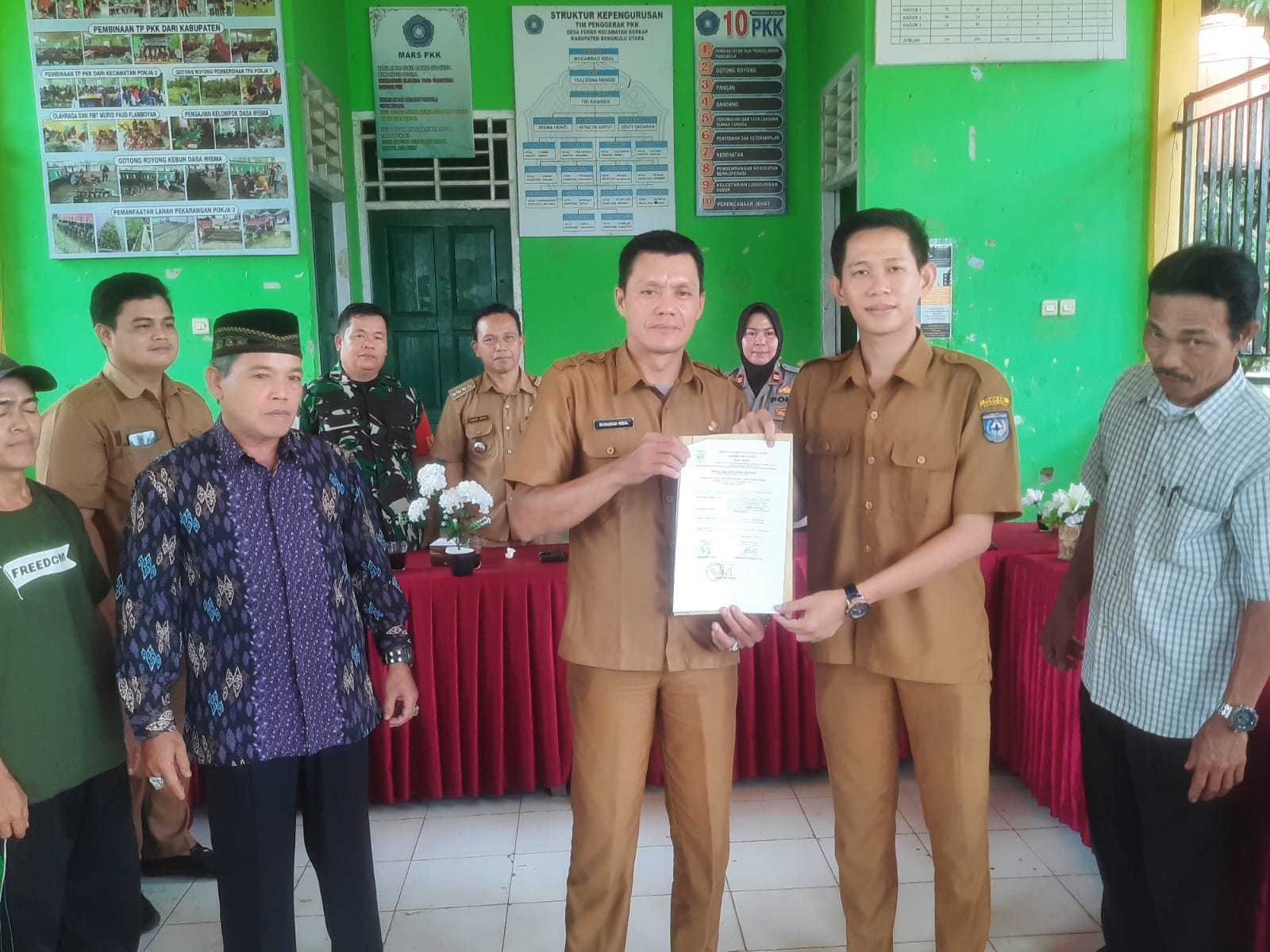 Serah terima berkas kegiatan yang sudah terealisasikan oleh kepala desa kepda BPD desa perbo