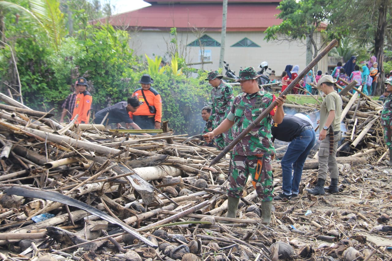 Bakti sosial bersih pantai kodim 0423 Bu bersama