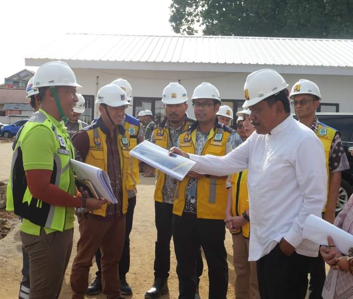 Bupati BU, Ir mian meninjau lokasi pembangunan pasar Purwodadi