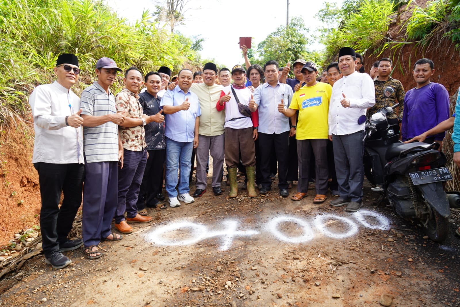 Poto bersama saat usai melakukan titik nol pembangunan jalan puguk-lubuk resam