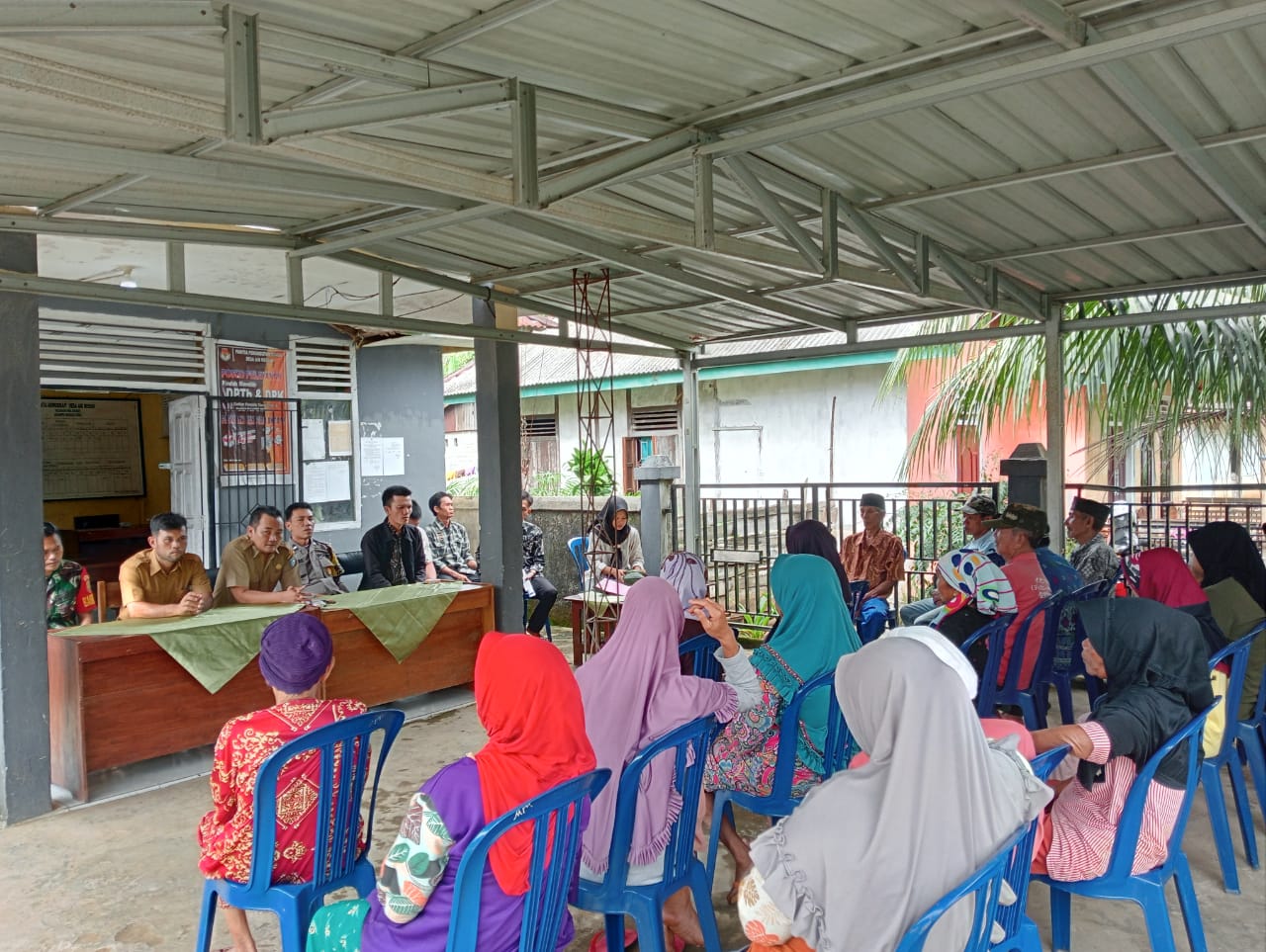 Undangan yang menghadiri pembagian BLT dd, serta warga penerima bantuan