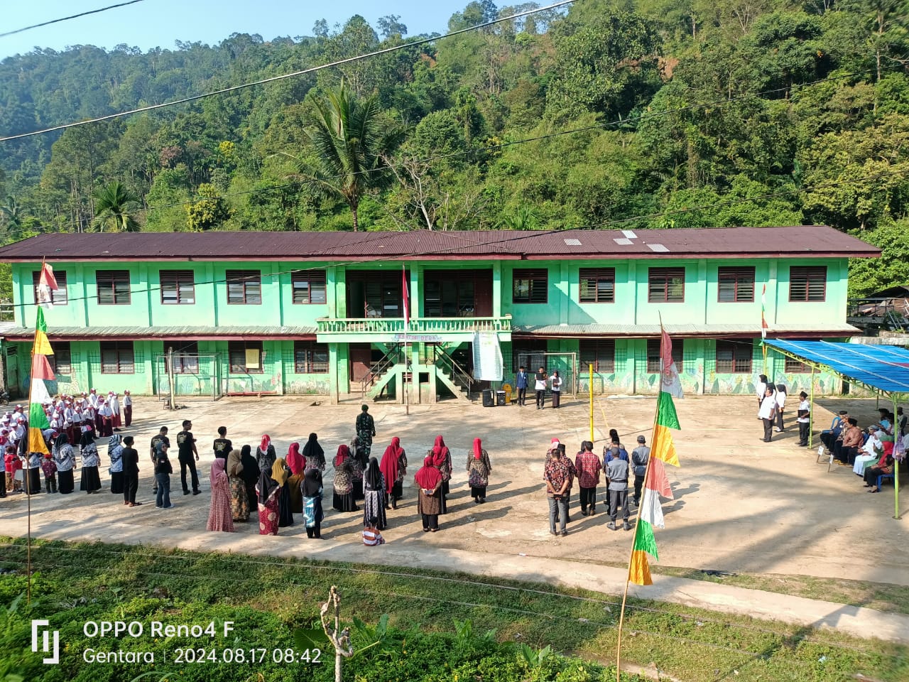 Peserta upacara HUT RI yang ke- 79 di desa Lebong tandai
