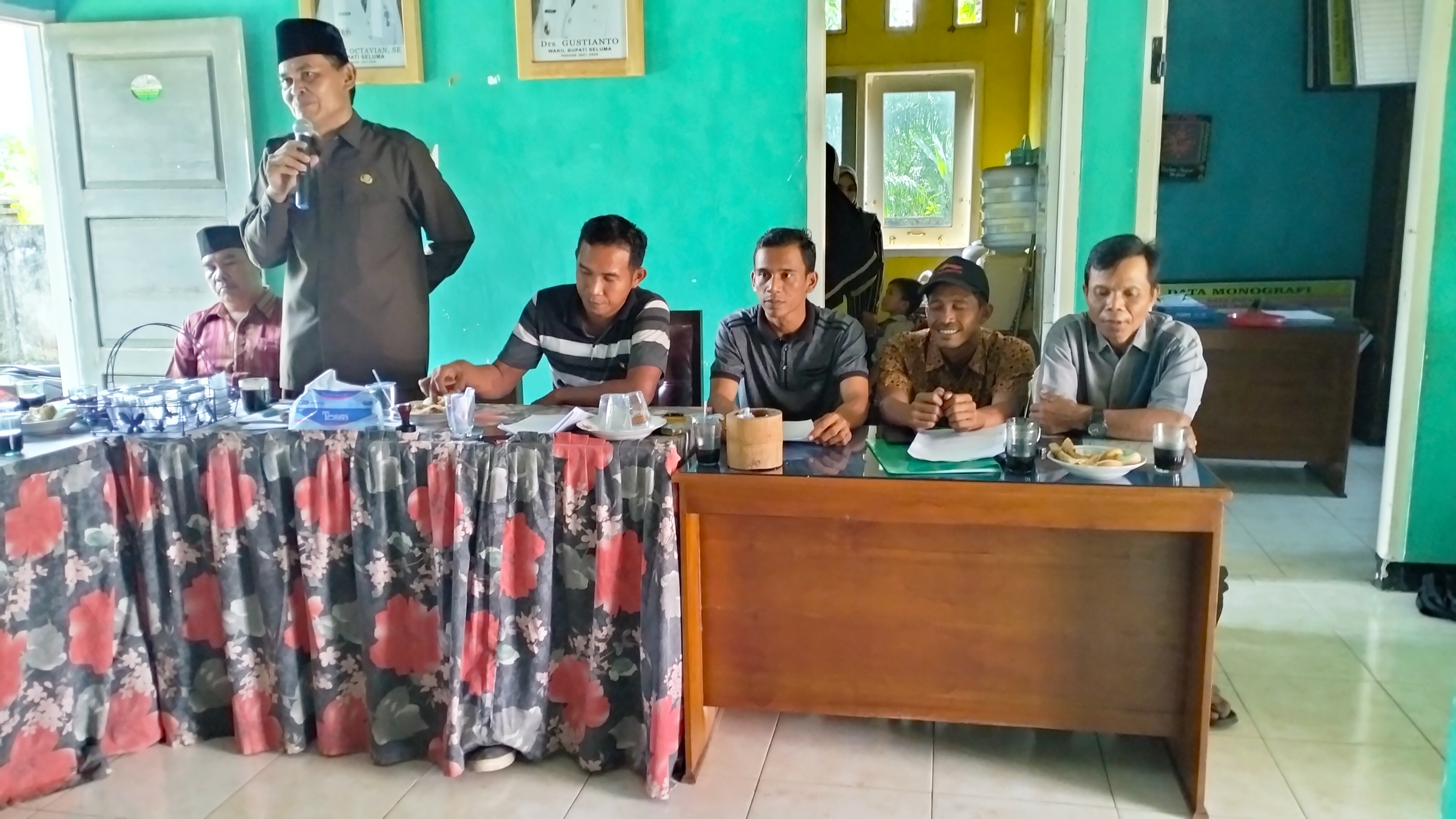 Camat Air Periukan saat menyampaikan arahan terkait Pilkades September mendatang