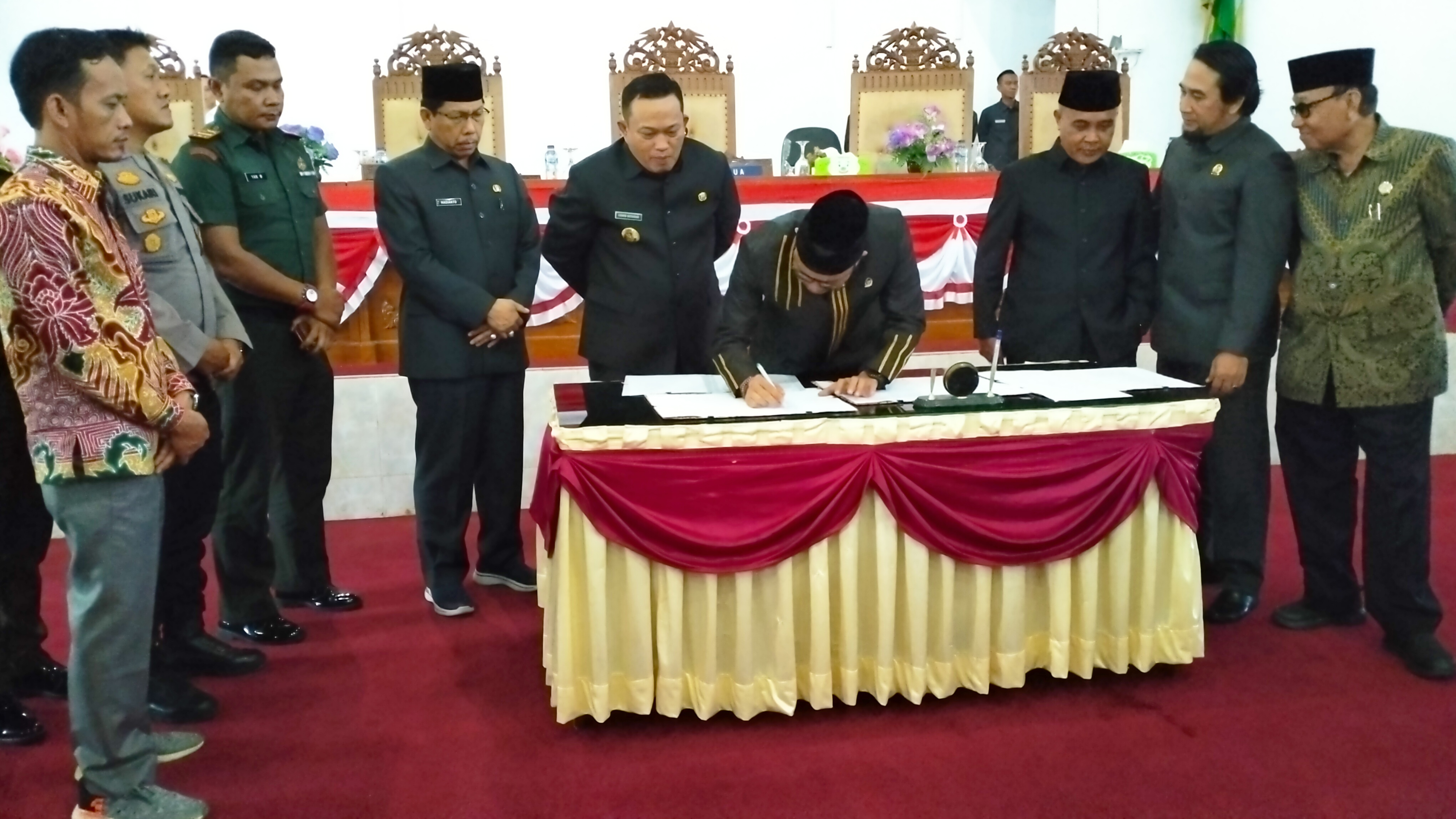 Ketua DPRD Seluma Nofi Eriyan saat menanda tangani kesepakatan KUA-PPAS tahun 2024