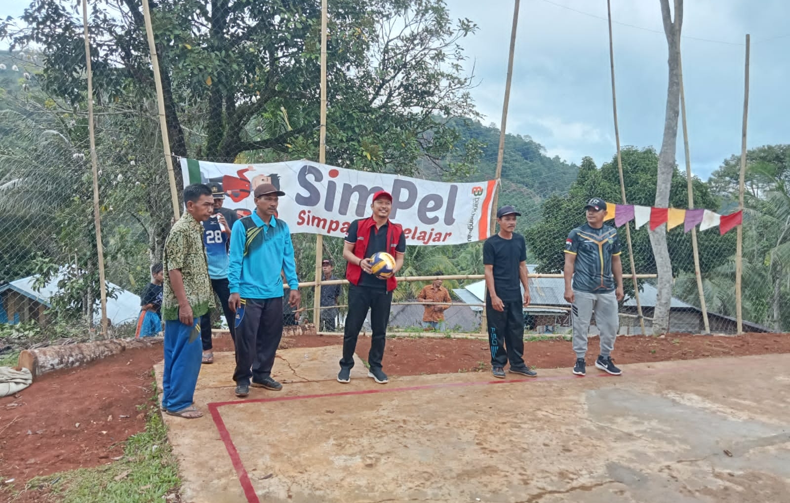 Pukulan Pertama yang di lakukan Ketua DPRD Seluma Awali Pembukaan Turnamen