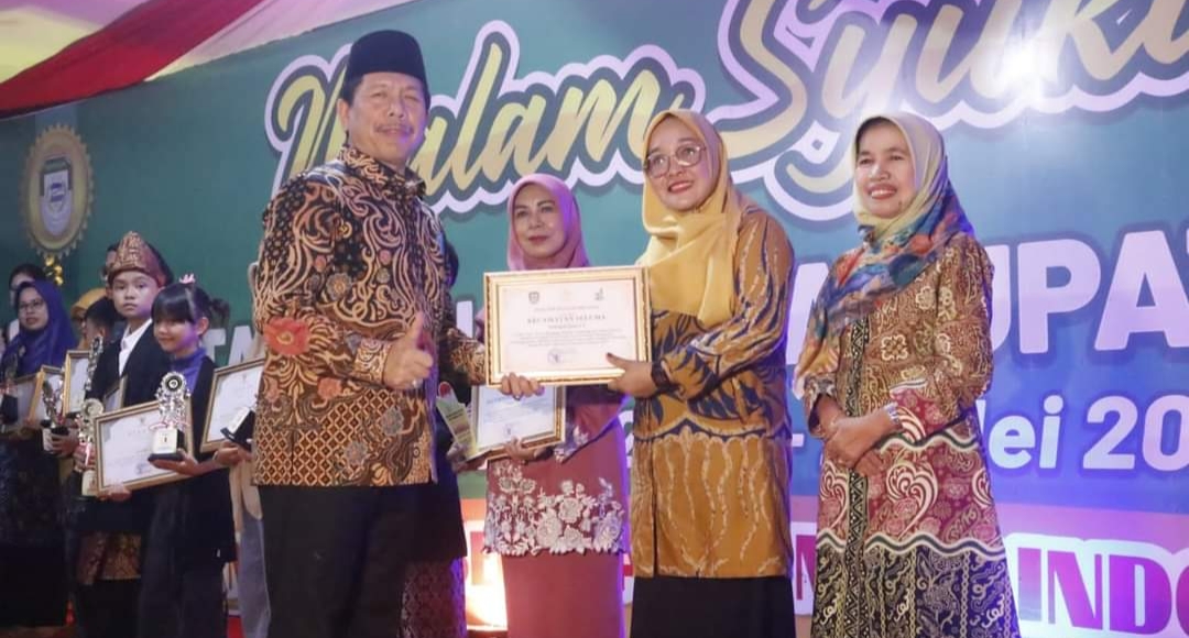 Sekda Seluma saat penyerahan hadiah ke pada pemenang perlombaan