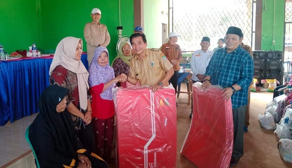 Bupati Seluma Erwin Octavian saat memberikan bantuan kepada masyarakat Talang Sebaris