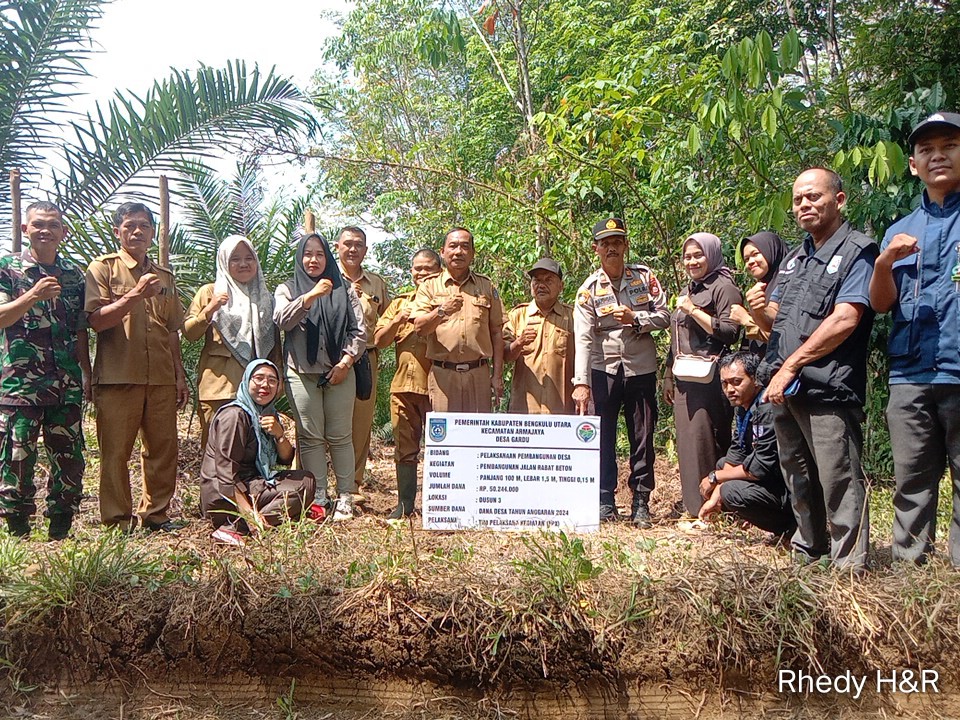 Titik nol dilokasi pembangunan jalan rabat beton desa gardu, dihadiri oleh seluruh unsur tripika kecamatan Arma jaya/ bu