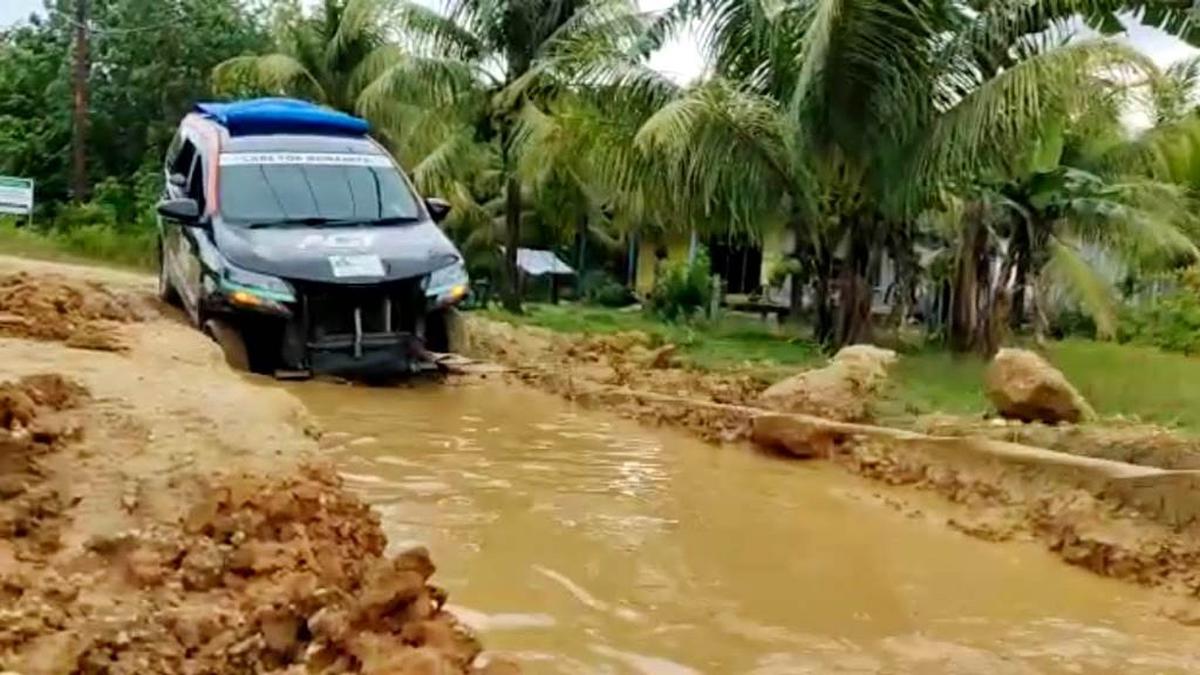 JALAN ENGGANO RUSAK PARAH
