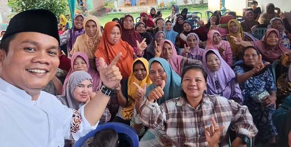 Ketua-Komisi-II-DPRD-Provinsi-Jonaidi-SP-Salurkan-Sembako-ke-Warga-Seluma