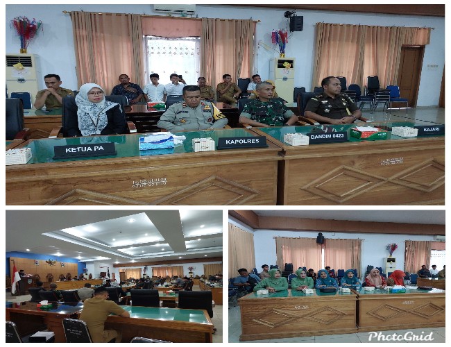 Anggota rapat di Ruang rapat DPRD BU