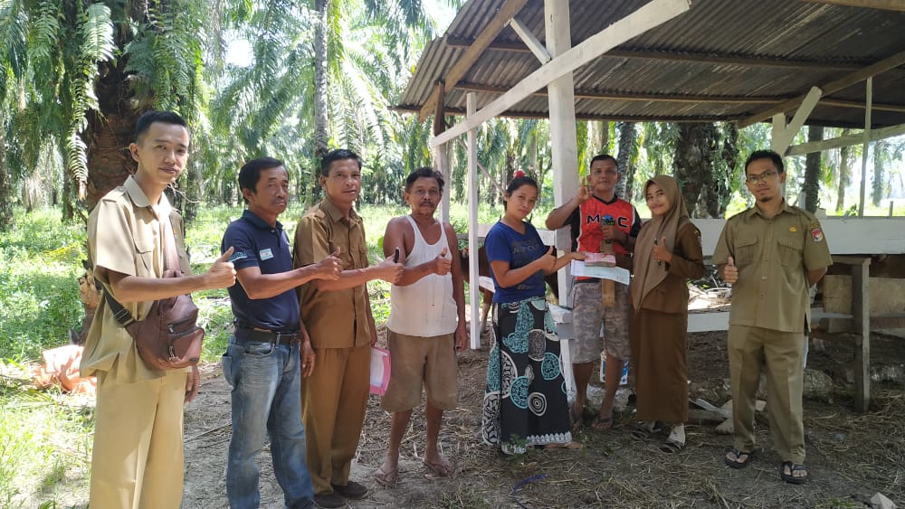 Kepala Desa bersama tim persiapan kandang