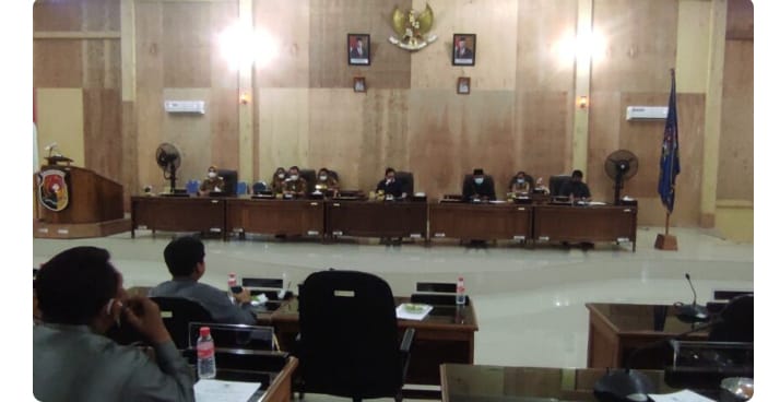 Rapat Paripurna ke-3 pada masa persidangan II dengan agenda Penyampaian Nota Penjelasan terhadap Sembilan Rancangan Peraturan Daerah di ruang rapat paripurna, Senin (23/5/22).