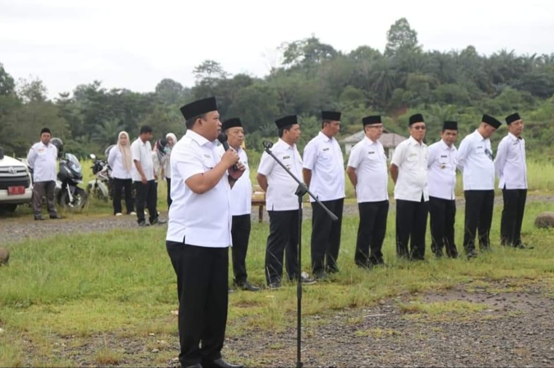 Bupati bertindak sebagai pembina apel serahkan secara Simbolis Rumah BSPS Dan BRS, Rabu (26/10/2022).