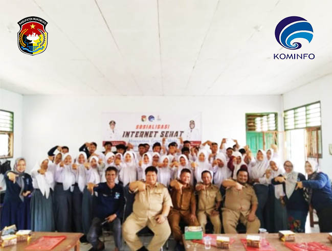 Dinas Kominfo Mukomuko pada saat sosialisasi Internet Sehat di Aula SMA Negeri 07 Mukomuko, Selasa (15/11).