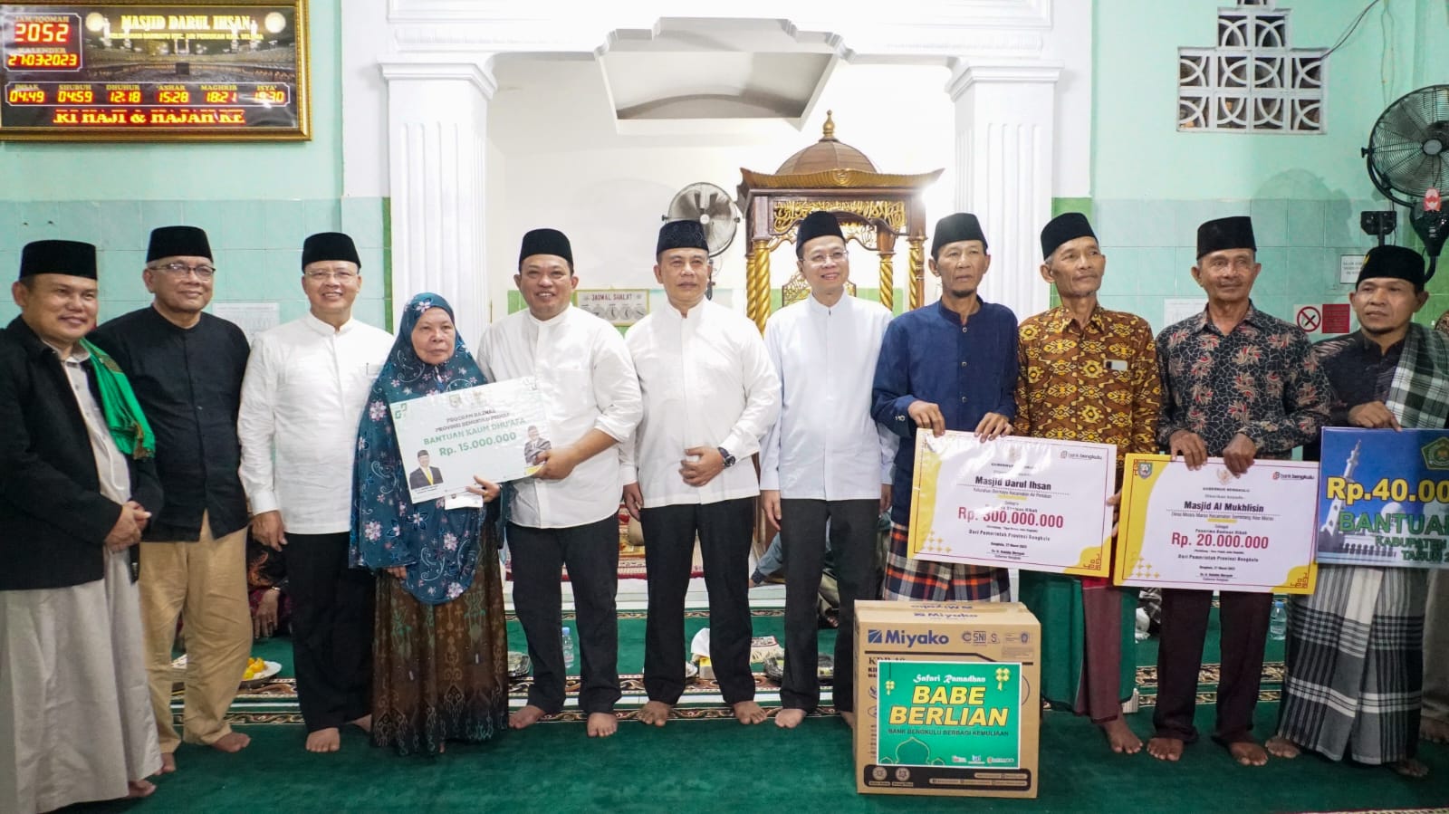 Gubernur Bengkulu, Rohidin Mersyah, kembali menyerahkan bantuan pembangunan rumah ibadah di Kabupaten Seluma pada Senin (27/3/2023).