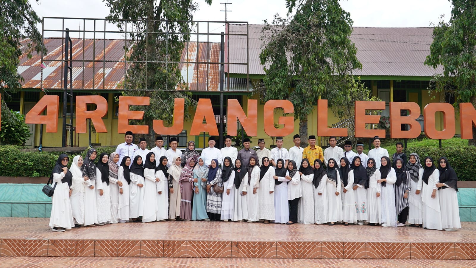  Gubernur Bengkulu, Rohidin Mersyah, hadir untuk memberikan motivasi kepada ratusan siswa kelas XII Sekolah Menengah Atas Negeri (SMAN) 4 Rejang Lebong yang akan menghadapi ujian nasional kelulusan pada 31/03/2023.