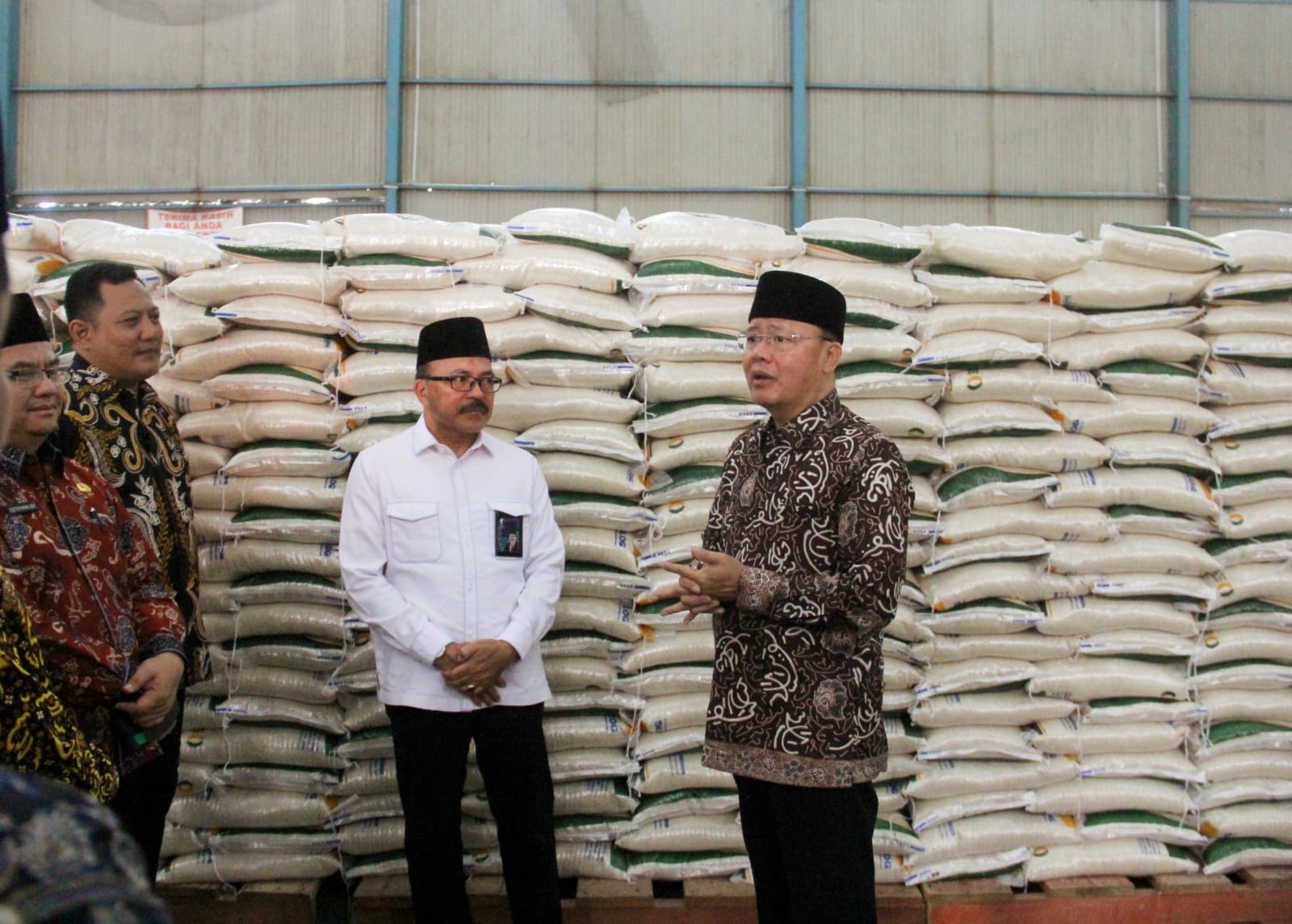  Pemerintah Provinsi Bengkulu bekerja sama dengan Badan Urusan Logistik (Bulog) menyalurkan 1.697,44 ton beras ke seluruh Kabupaten/Kota di Provinsi Bengkulu, Kamis 6 April 2022/oki) 