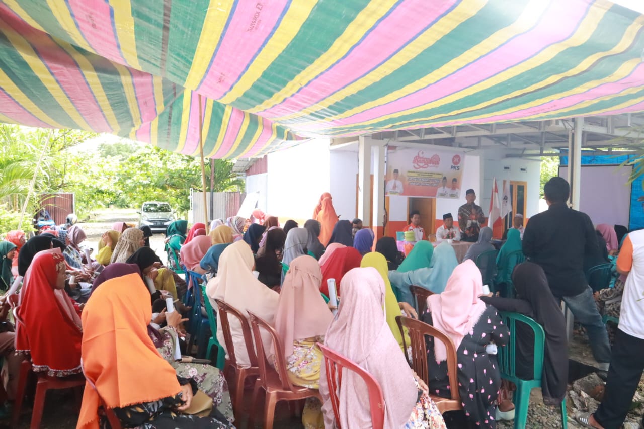 pembagian takjil dan mendengarkan Tausiyah yang disampaikan oleh Ustad DR.H. Dani Hamdani, M.Pd. Kegiatan ini dilaksanakan oleh Rumah Keluarga Indonesia (RKI) Bengkulu Tengah khususnya Kec. Talang Empat/don/