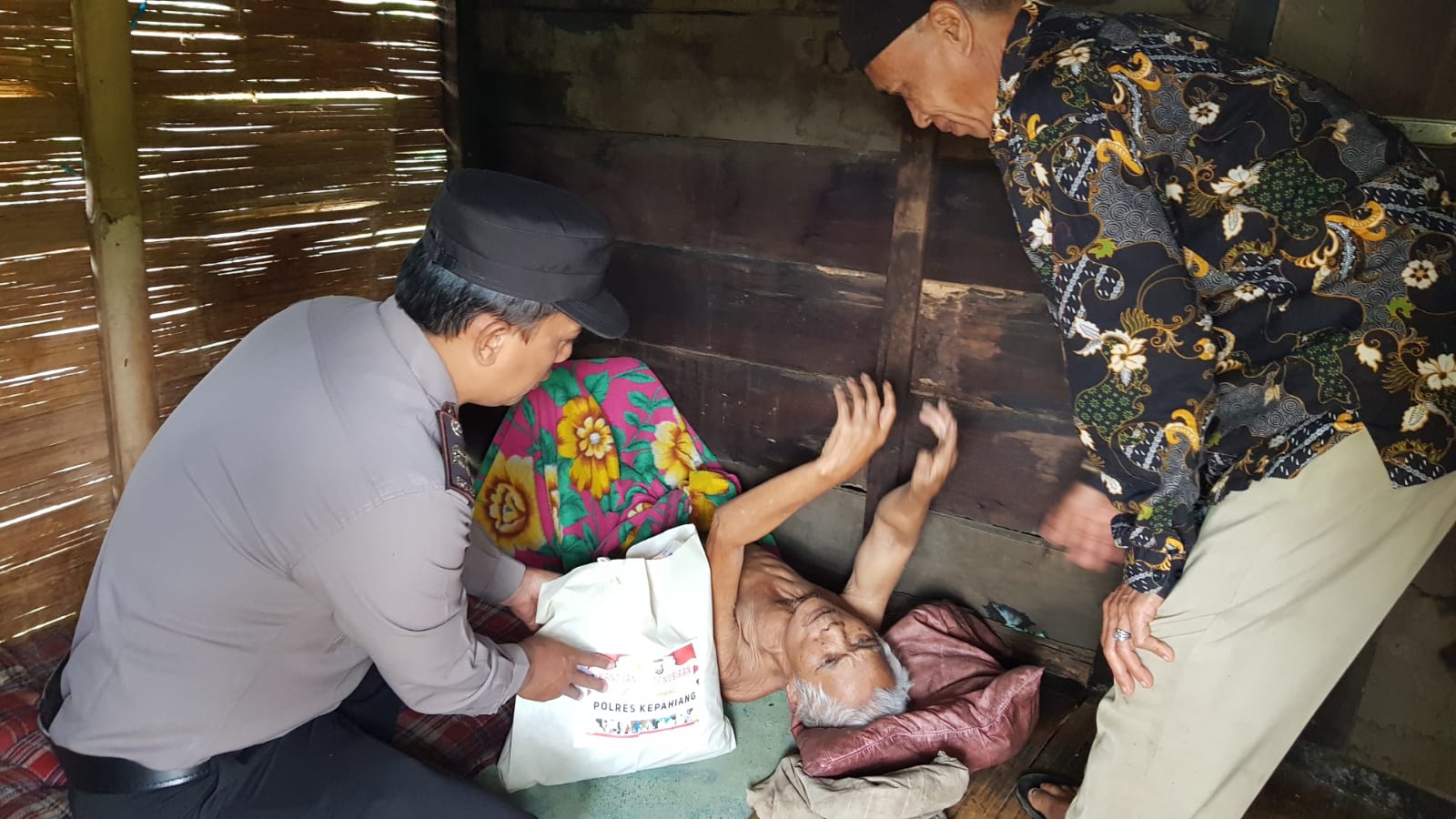 Peduli Warga Kurang Mampu, Polsek Ujan Mas Bagikan Bantuan Kemanusiaan Untuk Negeri/polres kepahiang/