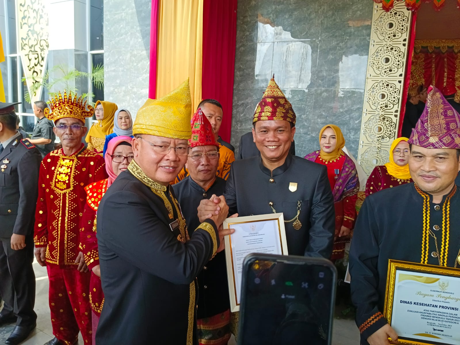 Piagam penghargaan yang diserahkan oleh Gubernur Bengkulu Rohidin Mersyah saat Upacara HUT ke-55 Provinsi Bengkulu, Sabtu, 18 November 2023.