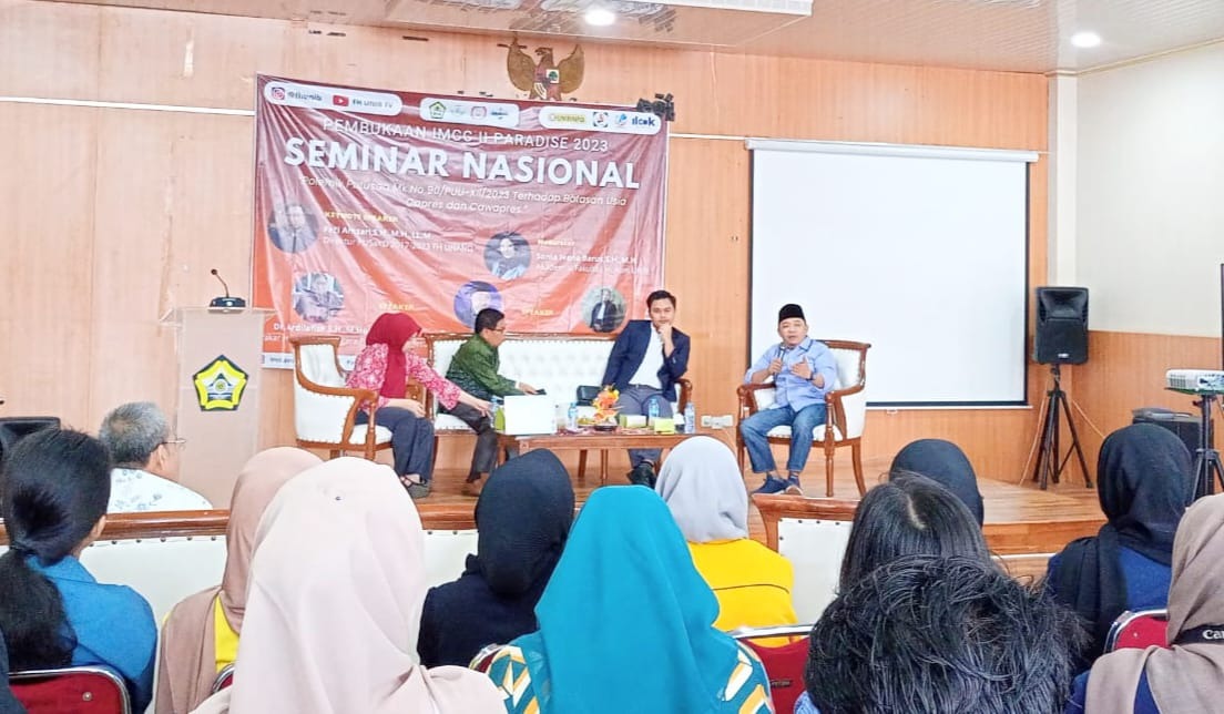 Ketua Komisi I DPRD Provinsi Bengkulu, Dempo Xler SIP, MAP, menyatakan persetujuannya terhadap perubahan Undang-Undang Pemilu terkait batasan usia Calon Presiden (Capres) dan Wakil Presiden (Cawapres). Menurutnya, menetapkan batas usia paling rendah 40 tahun atau pernah/sedang menduduki jabatan yang dipilih melalui pemilihan umum, termasuk pemilihan kepala daerah, adalah langkah yang tepat. Namun, Dempo menegaskan bahwa kualitas calon harus menjadi ukuran yang lebih utama daripada usia. "Kenapa anak muda tidak boleh memimpin negeri ini. Buktinya saat ini sudah banyak anak muda yang menjadi kepala daerah, seperti Bupati dan Walikota dengan umur 20 tahun dan 25 tahun," ungkap Dempo Xler pada Seminar Nasional dengan tema "Polemik Putusan MK No 90/PUU-XII/2023 terhadap Batasan Usia Calon Presiden dan Wakil Presiden" di Fakultas Hukum Universitas Bengkulu (UNIB) pada Selasa (21/11/2023). Dalam kesempatan tersebut, Dempo ikut mengkritisi perubahan Undang-Undang tentang Pemilu yang dilakukan oleh Mahkamah Konstitusi (MK), seharusnya menjadi kewenangan DPR RI. "Yang merevisi Undang-Undang itu ada di DPR dan bukan di MK, karena fungsi DPR itu sebagai penyusun, merevisi, dan memperbaiki Undang-Undang," sesalnya. Lebih lanjut, ia mencontohkan bahwa ketika DPR merubah Undang-Undang tentang batas usia anggota penyelenggara Pemilu menjadi 30 tahun, tidak ada masalah. Tetapi, yang diributkan justru batas usia Capres dan Cawapres. "Kenapa tidak tempat merevisi-nya yang dikritisi, karena itu tidak benar," pungkas Dempo. (Adv)