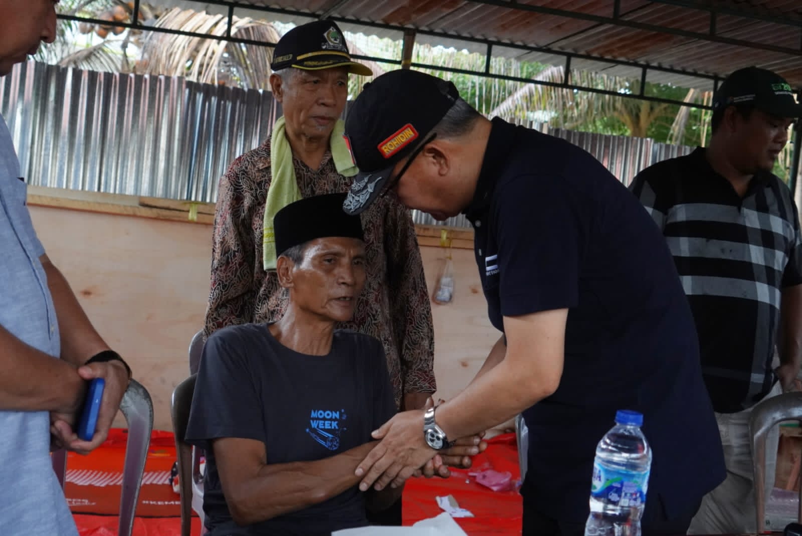 Gubernus Bengkulu Saat Bersalaman dengan Korban Kebakaran Di Kab Muko-Muko