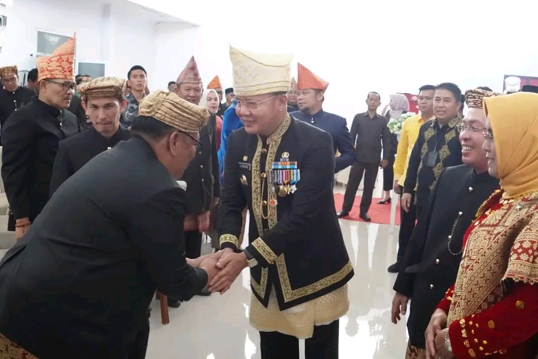 Gubernur Bengkulu Saat di sambut mengunjunggi didang paripurna DPRD Kabuaten Mukomuko