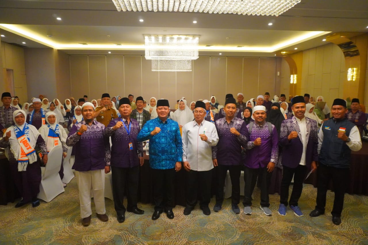 Gubernur Bengkulu Rohidin Mersyah secara resmi melepas 46 Calon Jamaah Haji (CJH) yang diberangkatkan dari PT Bahana Sukses Sejahterah (BSS) Travel Cabang Bengkulu di Hotel Two Azanah, Selasa (21/5).