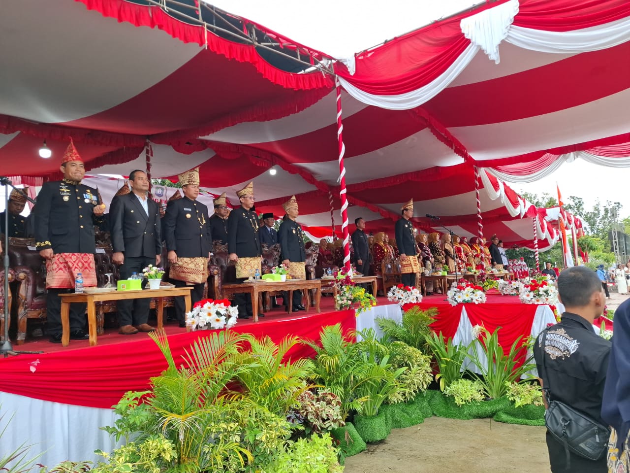 Pemerintah Daerah (Pemda) Kabupaten Kaur menggelar upacara perayaan Hari Jadi ke-22 Kabupaten Kaur pada Jumat (23/5/25) di Lapangan Merdeka Bintuhan. Upacara ini dihadiri oleh Bupati Kaur.