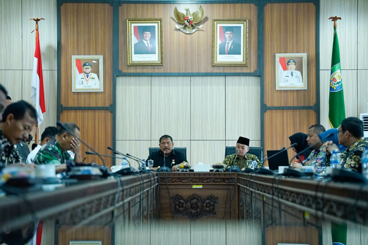 Forkopimda Provinsi Bengkulu menggelar rapat koordinasi membahas pemanfaatan lahan eks HGU untuk mendukung pembangunan strategis di wilayah provinsi. Rapat berlangsung di Kantor Gubernur Bengkulu, Kamis (16/10/2025).