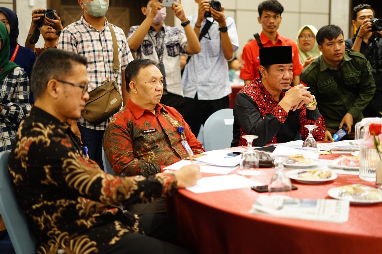 Wagub Rosjonsyah saat hadir dan membuka Rapat Forum Koordinasi Percepatan Penurunan Stunting di kawasan Padang Jati Kota Bengkulu pada Kamis (16/02).