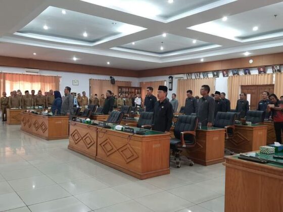 Anggota rapat di ruang sidang DPRD Bengkulu Utara 