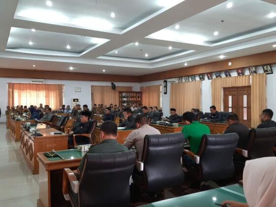 Anggota rapat di ruang rapat DPRD BU 
