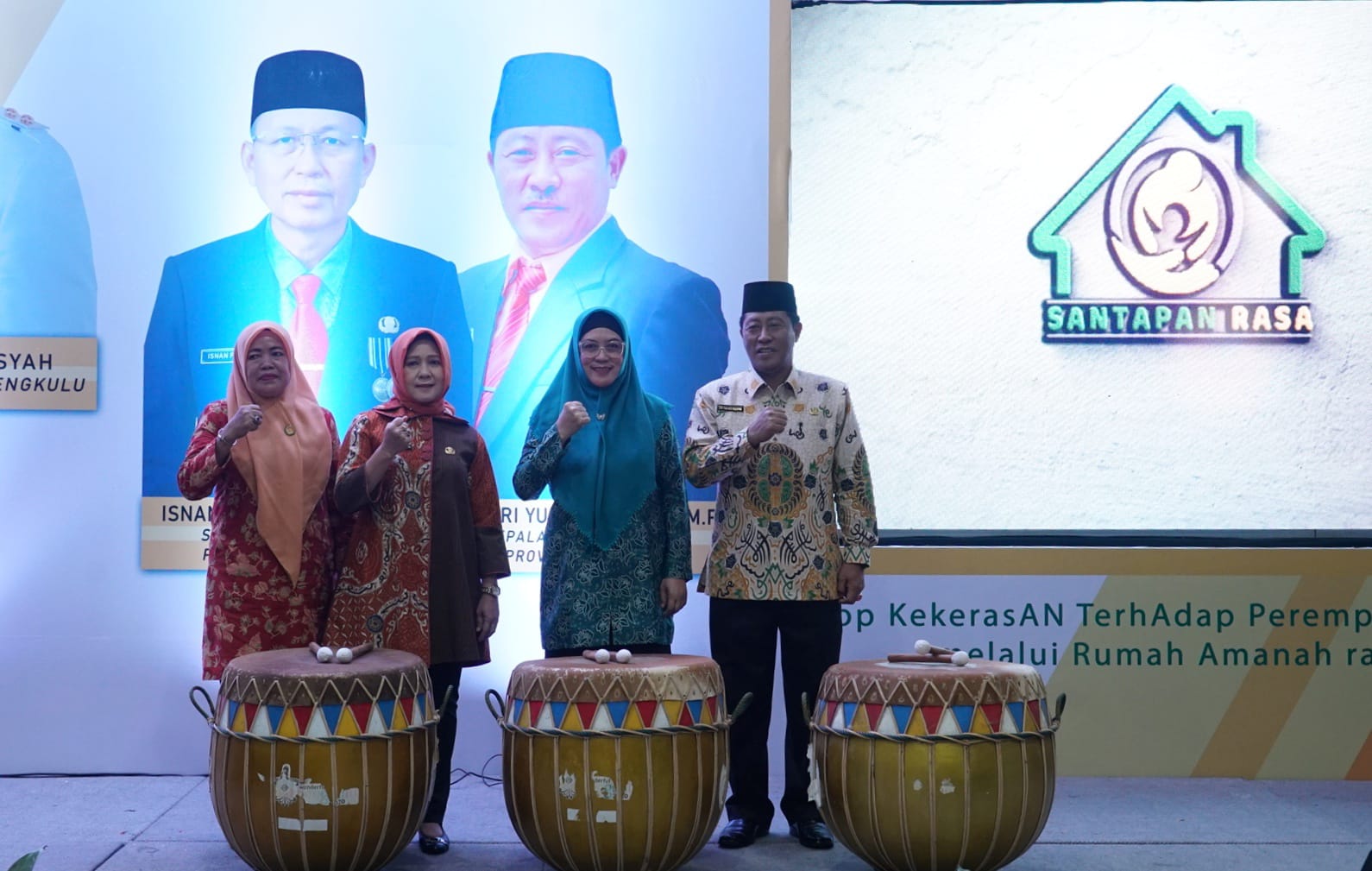 Pemerintah Provinsi Bengkulu mendapat desakan untuk memaksimalkan peran Satgas Perlindungan Perempuan dan Anak di seluruh wilayah provinsi tersebut. Alasannya, angka kekerasan terhadap perempuan dan anak di daerah tersebut masih cukup tinggi. Anggota DPRD Provinsi Bengkulu, Sefty Yuslinah, menekankan perlunya kolaborasi dari semua elemen untuk mewujudkan Bengkulu sebagai daerah bebas dari kekerasan. Meskipun Satgas sudah ada, dukungan dari pemerintah masih dianggap kurang maksimal. “Satgas kita sudah ada, namun memang belum terlalu maksimal khususnya dukungan dari pemerintah. Kami harap karena memang kekerasan terhadap perempuan, kekerasan terhadap anak di Bengkulu cukup tinggi, bagaimana semua elemen itu berkolaborasi untuk meminimalisir,” ujar Sefty pada 17 November. Tidak hanya Satgas, Provinsi Bengkulu juga telah memiliki Perda Perlindungan Anak. Namun, tantangan bagi pemerintah provinsi adalah bagaimana menyosialisasikan peraturan tersebut ke setiap kabupaten/kota sehingga dapat diimplementasikan secara efektif dan diketahui oleh seluruh lapisan masyarakat. “Kita juga sudah punya perda, nah di sini bagaimana mensosialisasikan ke kabupaten/kota. Dan juga di salah satu pasalnya itu ada seksi perlindungan anak di setiap RT ataupun desa, yang nanti akan bertanggung jawab melindungi para anak,” tambah Sefty Yuslinah.