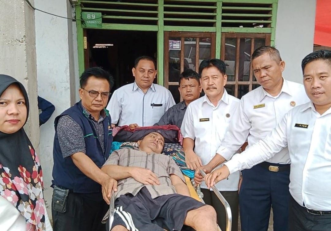 TRC Cinta BS bersama Dinas Sosial dan Direktur RSHD jemput Mintarja warga Desa Nanti Agung, yang mengalami lumpuh pada kedua kakinya, Rabu (7/6/23)