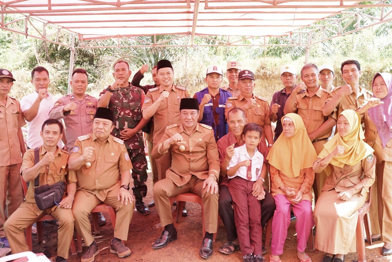 Wagub Rosjonsyah Serahkan Bantuan Pemerintah untuk Warga Korban Bencana Kebakaran 