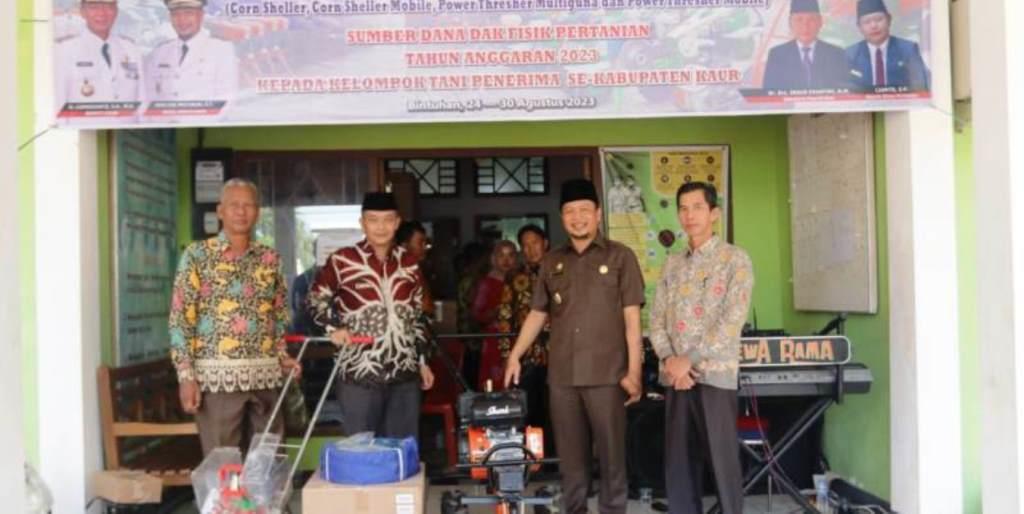 Plt Bupati Kaur Herlian Muchrim menyerahkan 564 unit Alsintan (Alat Mesin Pertanian) pra dan pasca panen kepada kelompok tani (Poktan) di depan kantor Dispertan Kaur