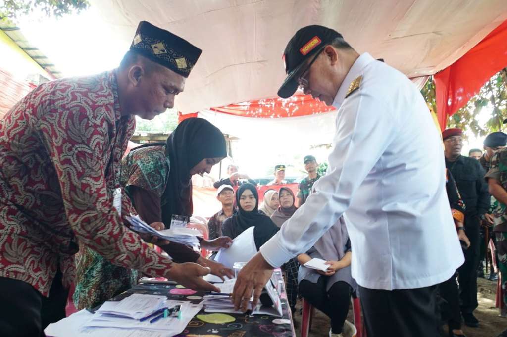 Gubernur Bengkulu Rohidin Mersyah bersama unsur Forkopimda melakukan peninjauan pelaksanaan pemungutan suara di 3 TPS Kota Bengkulu Foto/Dok