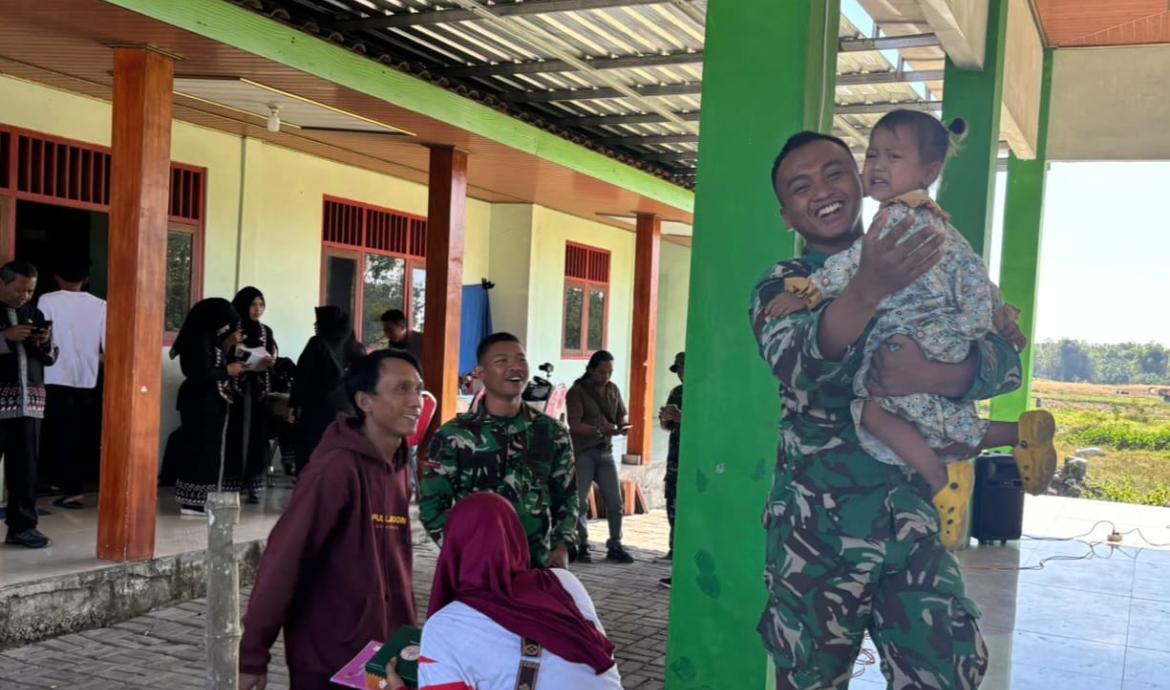 Di halaman Balai Desa Kesongo, seorang prajurit Satgas TMMD tampak menggendong seorang balita sambil bercanda. Tak lama kemudian, anak-anak lainnya ikut mendekat, tertawa, dan bermain bersama para anggota TNI. Suasana yang awalnya dipenuhi kegiatan resmi seketika berubah menjadi hangat dan penuh keceriaan.