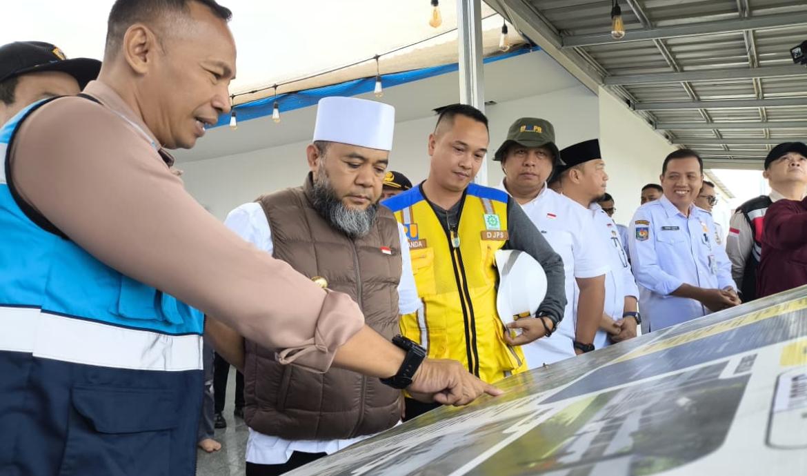 Gubernur Bengkulu Helmi Hasan meninjau langsung progres pembangunan Sekolah Rakyat di Kelurahan Sukarami, Kecamatan Selebar, Kota Bengkulu, Rabu (8/7). 