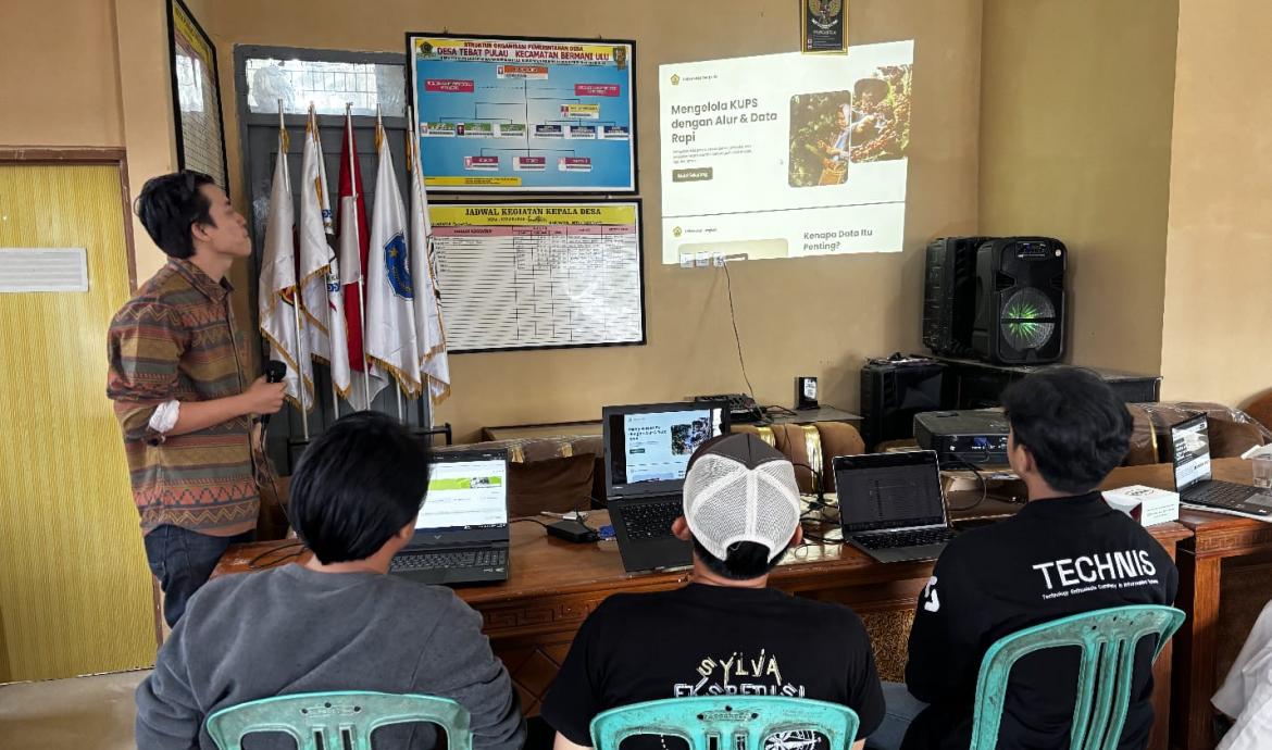 Tim Pengabdian UNIB saat memberikan pendampingan pada KUPS Register Lima di Desa Tebat Pulau, Selasa (18/8/2026. (IST/PenaRafflesia.Com)