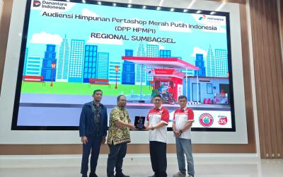 Ketum HPMPI saat meraih penghargaan.
