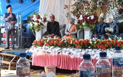 Lurah Betungan, Nanto Sinarmas saat mendatangi acara nikahan Warga Betungan 