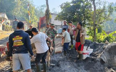 Pengerjaan jalan penghubung Desa Watuduwur, Kecamatan Bruno, Kabupaten Purworejo dengan wilayah Kecamatan Kalibawang, Kabupaten Wonosobo, Jum'at (17/7/2026).