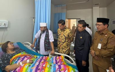 Gubernur Helmi Hasan didampingi Kepala Dinas Kesehatan Provinsi Bengkulu, Yasman, M.Pd., M.KM, Pelaksana Tugas (Plt) Bupati Rejang Lebong Hendri, Kunjungi pasien RSUD Rejang Lebong.