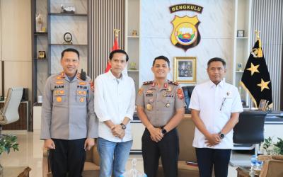 Bupati Kaur Gusril Pausi, S.Sos., M.AP melaksanakan kunjungan silaturahmi ke Markas Kepolisian Daerah (Polda) Bengkulu sebagai upaya mempererat sinergi dengan jajaran Polda Bengkulu, Rabu, 29 Juli 2026.