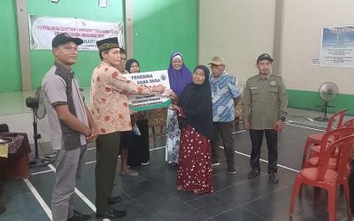 Kepala Desa Penarik menyerahkan BLT-DD kepada masyarak desa setempat, Kamis (9/4/2026). (PenaRafflesia.Com) 