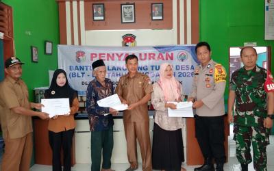 Pemerintah Desa Wonosobo, Kecamatan Penarik saat menyalurkan BLT-DD kepada masyarakat yang membutuhkan, Selasa (7/4/2026). (Oye/PenaRafflesia.Com) 