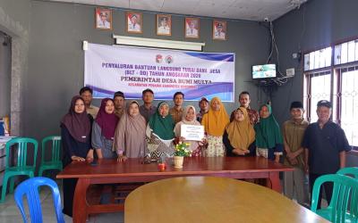 Pemerintah Desa Bumi Mulya Kecamatan Penarik saat menyalurkan BLT-DD kepada masyarakat yang membutuhkan, Selasa (7/4/2026). (Oye/PenaRafflesia.Com)